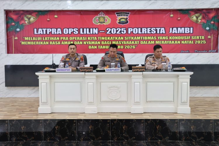 Kapolresta Jambi Kombes Pol Boy Sutan Binanga Siregar, S.I.K., M.H., memimpin pembukaan Latihan Pra Operasi (Latpraops) Lilin 2025 di Aula Lokamanginti Polresta Jambi, Kamis (18/12/2025), (Dok. Humas)