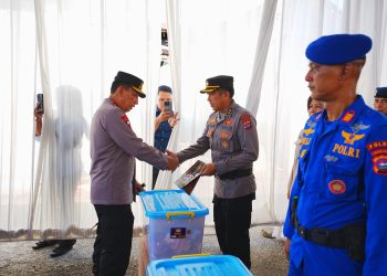 Kapolri Jenderal Polisi Drs. Listyo Sigit Prabowo, M.Si., menyerahkan bantuan secara simbolis kepada anggota Polri terdampak bencana alam di Polsek Koto Tengah, Kota Padang, Sumatera Barat, Kamis (18/12/2025). (Dok. Humas)