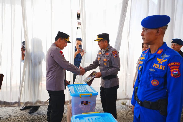 Kapolri Jenderal Polisi Drs. Listyo Sigit Prabowo, M.Si., menyerahkan bantuan secara simbolis kepada anggota Polri terdampak bencana alam di Polsek Koto Tengah, Kota Padang, Sumatera Barat, Kamis (18/12/2025). (Dok. Humas)