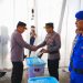 Kapolri Jenderal Polisi Drs. Listyo Sigit Prabowo, M.Si., menyerahkan bantuan secara simbolis kepada anggota Polri terdampak bencana alam di Polsek Koto Tengah, Kota Padang, Sumatera Barat, Kamis (18/12/2025). (Dok. Humas)