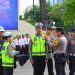Kapolda Jambi Irjen Pol Krisna H. Siregar menyematkan pita tanda dimulainya Operasi Lilin 2025 kepada perwakilan personel dalam Apel Gelar Pasukan di Mapolda Jambi, Jumat (19/12/2025). (Dok. Nahar)