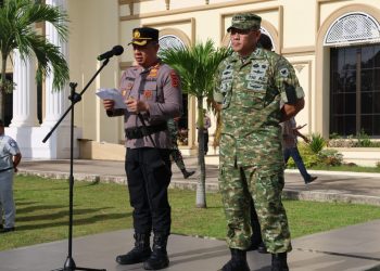 Kapolresta Jambi Kombes Pol Boy Sutan Binanga Siregar, S.I.K., M.H. bersama Dandim 0415/Jambi Kolonel Inf Putra Negara, S.H., M.Han., memimpin Apel Gelar Pasukan Operasi Lilin 2025 di Lapangan Mapolresta Jambi, Jumat (19/12/2025). (Dok, Nahar)