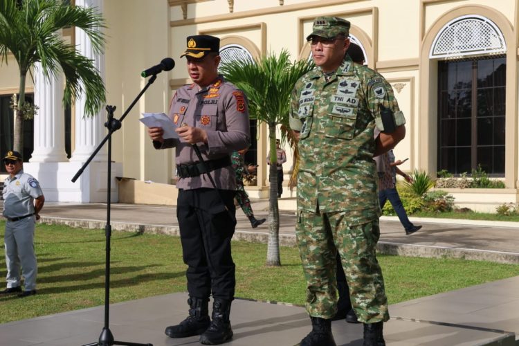 Kapolresta Jambi Kombes Pol Boy Sutan Binanga Siregar, S.I.K., M.H. bersama Dandim 0415/Jambi Kolonel Inf Putra Negara, S.H., M.Han., memimpin Apel Gelar Pasukan Operasi Lilin 2025 di Lapangan Mapolresta Jambi, Jumat (19/12/2025). (Dok, Nahar)