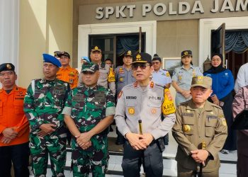 Kapolda Jambi Irjen Pol Krisno H. Siregar didampingi Gubernur Jambi Al Haris serta unsur TNI, Kejaksaan, dan Forkopimda memberikan keterangan usai memimpin Apel Gelar Pasukan Operasi Lilin 2025 di Mapolda Jambi, Jumat (19/12/2025). (Dok. Nahar)