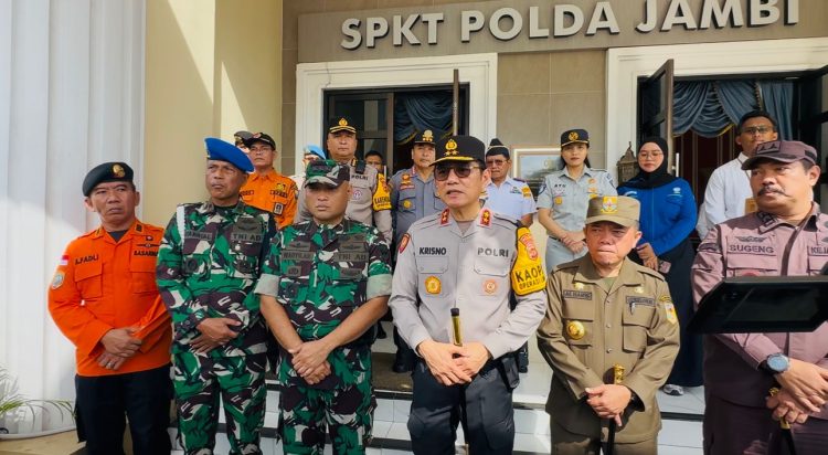 Kapolda Jambi Irjen Pol Krisno H. Siregar didampingi Gubernur Jambi Al Haris serta unsur TNI, Kejaksaan, dan Forkopimda memberikan keterangan usai memimpin Apel Gelar Pasukan Operasi Lilin 2025 di Mapolda Jambi, Jumat (19/12/2025). (Dok. Nahar)