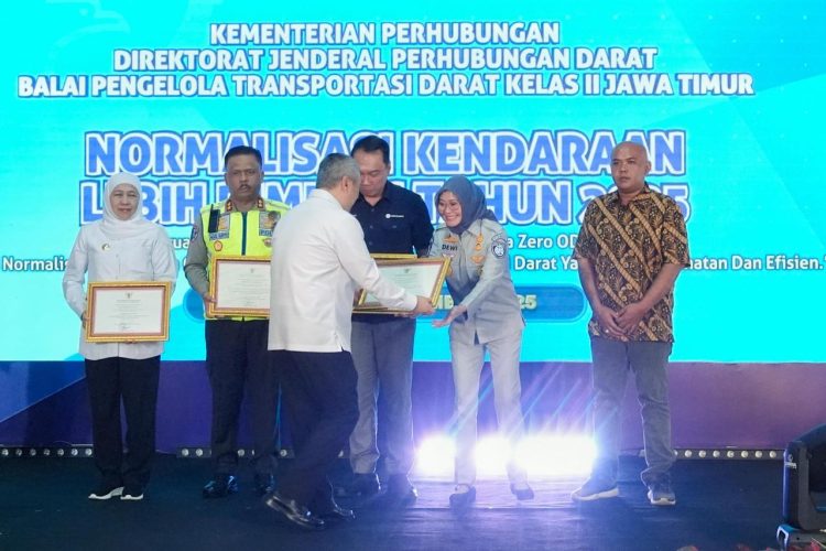 Plt. Direktur Utama Jasa Raharja, Dewi Aryani Suzana (kedua dari kanan), menerima penghargaan dari Menteri Perhubungan pada kegiatan Sosialisasi dan Normalisasi Kendaraan ODOL 2025 di Gedung Tani Puspo Agro, Sidoarjo, Selasa (16/12/2025). (Dok. Humas)