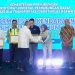 Plt. Direktur Utama Jasa Raharja, Dewi Aryani Suzana (kedua dari kanan), menerima penghargaan dari Menteri Perhubungan pada kegiatan Sosialisasi dan Normalisasi Kendaraan ODOL 2025 di Gedung Tani Puspo Agro, Sidoarjo, Selasa (16/12/2025). (Dok. Humas)