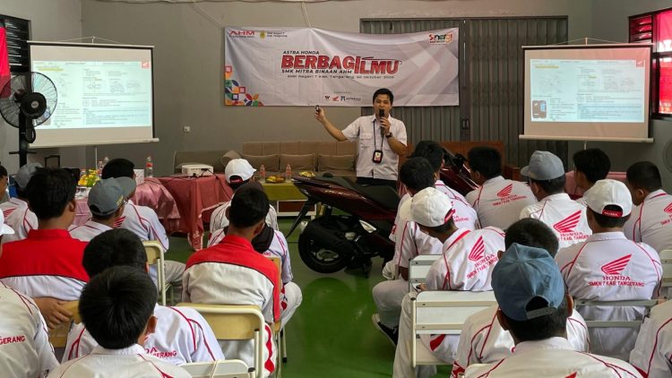 Pelajar SMK mitra binaan AHM sedang memperhatikan materi ajar dari Instruktur Vocational AHM pada gelaran AHBI 2025. (Dok, Sinsen)