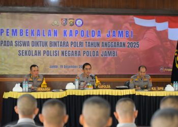 Kapolda Jambi Irjen Pol. Krisno H. Siregar memberikan pembekalan dan arahan kepada siswa pendidikan pembentukan (Diktuk) Bintara Polri Tahun Anggaran 2025 di Gedung Sultan Taha, Sekolah Polisi Negara (SPN) Polda Jambi, Jumat (19/12/2025). (Dok. Humas)