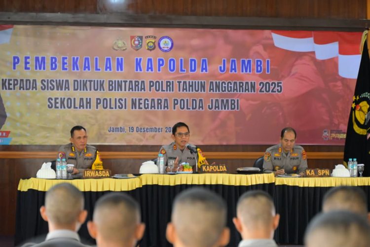 Kapolda Jambi Irjen Pol. Krisno H. Siregar memberikan pembekalan dan arahan kepada siswa pendidikan pembentukan (Diktuk) Bintara Polri Tahun Anggaran 2025 di Gedung Sultan Taha, Sekolah Polisi Negara (SPN) Polda Jambi, Jumat (19/12/2025). (Dok. Humas)