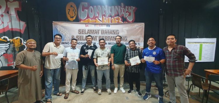 Insan pers dan anggota FK-IJK Provinsi Jambi berfoto bersama usai pelaksanaan lomba domino yang digelar di pusat Kota Jambi, Jumat–Sabtu (18–19/12/2025) (Dok. Rolan)