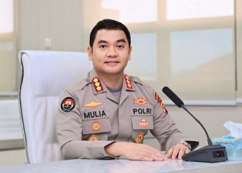 Kabid Humas Polda Jambi Kombes Pol. Mulia Prianto memberikan keterangan terkait rotasi dan promosi jabatan pejabat utama serta kapolres di jajaran Polda Jambi, Jumat (15/12/2025). (Dok. Humas)