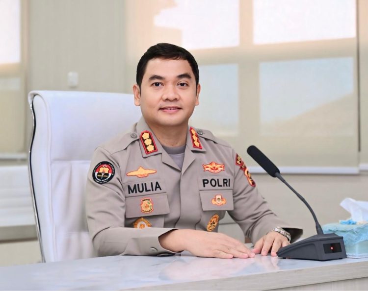 Kabid Humas Polda Jambi Kombes Pol. Mulia Prianto memberikan keterangan terkait rotasi dan promosi jabatan pejabat utama serta kapolres di jajaran Polda Jambi, Jumat (15/12/2025). (Dok. Humas)