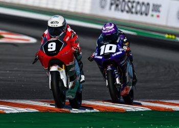 Pebalap binaan PT Astra Honda Motor, Veda Ega Pratama (depan) dan Muhammad Kiandra Ramadhipa, bersaing pada salah satu seri balap Eropa musim 2025. (Dok. Sinsen)