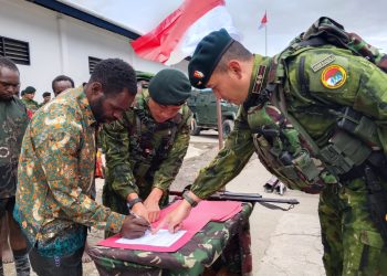 Mantan anggota TPNPB-OPM menandatangani ikrar setia kepada NKRI yang disaksikan personel Satgas Yonif 142/Ksatria Jaya dan tokoh masyarakat di Kotis Sinak, Kabupaten Puncak, Papua Tengah. (Dok. Humas)