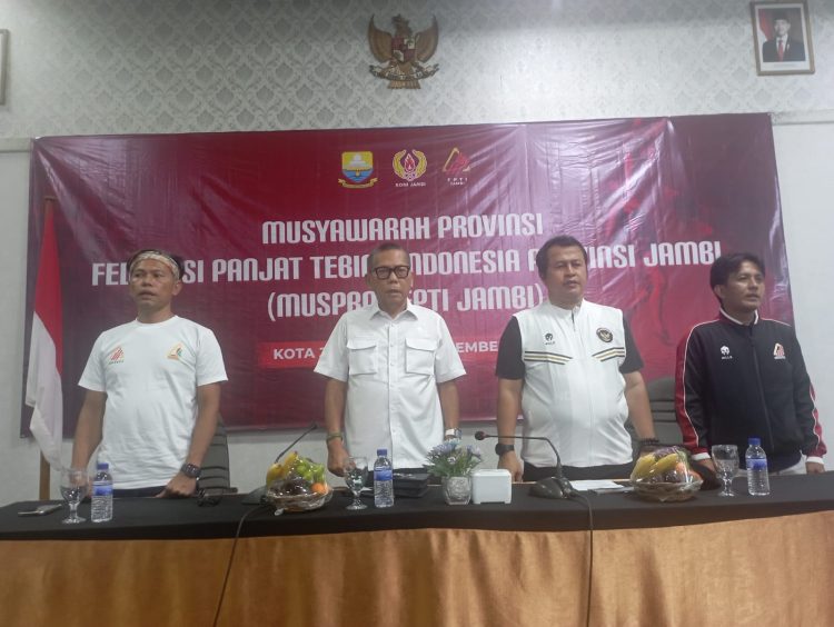 Pengurus FPTI Provinsi Jambi, perwakilan KONI, PB FPTI, dan Dispora Provinsi Jambi saat pembukaan Musyawarah Provinsi FPTI Jambi di Shang Ratu Hotel, Kota Jambi, Sabtu (20/12/2025). (Dok. Daus)