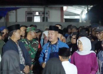Bupati Kerinci Monadi (tengah) bersama Wakil Bupati Kerinci Murison berdialog dengan masyarakat saat pelaksanaan program Bunga Desa (Bupati Menginap di Desa) di Desa Masgo, Kecamatan Gunung Raya, Kabupaten Kerinci, Jumat (19/12/2025). (Dok. Deko)