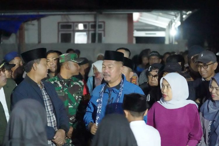 Bupati Kerinci Monadi (tengah) bersama Wakil Bupati Kerinci Murison berdialog dengan masyarakat saat pelaksanaan program Bunga Desa (Bupati Menginap di Desa) di Desa Masgo, Kecamatan Gunung Raya, Kabupaten Kerinci, Jumat (19/12/2025). (Dok. Deko)