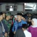 Bupati Kerinci Monadi (tengah) bersama Wakil Bupati Kerinci Murison berdialog dengan masyarakat saat pelaksanaan program Bunga Desa (Bupati Menginap di Desa) di Desa Masgo, Kecamatan Gunung Raya, Kabupaten Kerinci, Jumat (19/12/2025). (Dok. Deko)