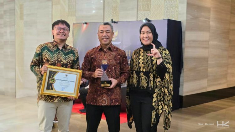 Direktur Human Capital dan Legal PT Hutama Karya (Persero) Muhammad Fauzan (tengah) menerima penghargaan predikat Informatif pada Anugerah Keterbukaan Informasi Publik (KIP) 2025 yang digelar Komisi Informasi Pusat di Jakarta, pertengahan Desember 2025. (Dok. Humas HK)
