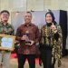 Direktur Human Capital dan Legal PT Hutama Karya (Persero) Muhammad Fauzan (tengah) menerima penghargaan predikat Informatif pada Anugerah Keterbukaan Informasi Publik (KIP) 2025 yang digelar Komisi Informasi Pusat di Jakarta, pertengahan Desember 2025. (Dok. Humas HK)