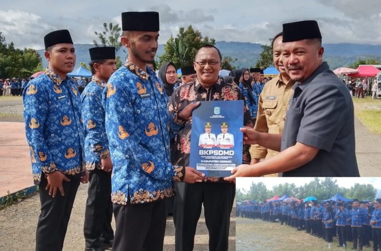 Bupati Kerinci Monadi, S.Sos., M.Si. menyerahkan SK PPPK Paruh Waktu Formasi Tahun 2025 kepada perwakilan penerima di Lapangan Kantor Bupati Kerinci, Minggu (21/12/2025). (Dok. Deko)