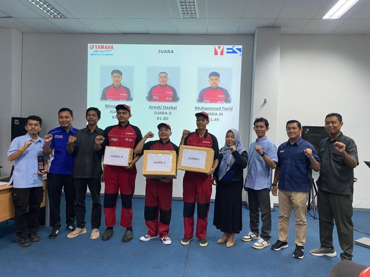 Chief Yamaha DDS Jambi Norman (keempat dari kiri) bersama para instruktur dan peserta terbaik Yamaha Engineering School (YES) Jambi Angkatan 9. Bima Segara terpilih sebagai juara pertama, disusul Areski Deskal dan Muhammad Farid. (Dok. Daus)