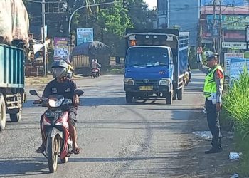 Petugas Subsatgas Rekayasa Lalu Lintas Operasi Lilin 2025 Ditlantas Polda Jambi melakukan penertiban dan sterilisasi bahu jalan di jalur arteri Kota Jambi, Senin (22/12/2025), (Dok. Nahar)