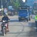 Petugas Subsatgas Rekayasa Lalu Lintas Operasi Lilin 2025 Ditlantas Polda Jambi melakukan penertiban dan sterilisasi bahu jalan di jalur arteri Kota Jambi, Senin (22/12/2025), (Dok. Nahar)
