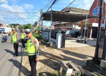 Personel Ditlantas Polda Jambi melakukan survei arus lalu lintas di sekitar Gereja GKPI Paal Merah, Kecamatan Jambi Selatan, Senin (22/12/2025). (Dok. Nahar)