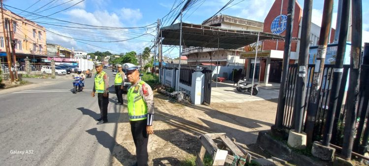 Personel Ditlantas Polda Jambi melakukan survei arus lalu lintas di sekitar Gereja GKPI Paal Merah, Kecamatan Jambi Selatan, Senin (22/12/2025). (Dok. Nahar)