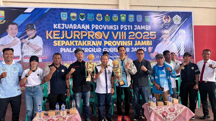 Poto bersama atlet usai pembukaan Kejurprov VIII Sepak Takraw Provinsi Jambi Tahun 2025 di Lapangan Tenis BPSDM Provinsi Jambi, Senin (22/12/2025) (Dok. Daus)