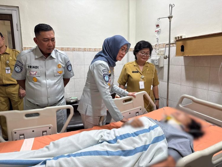 Plt Direktur Utama Jasa Raharja, Dewi Aryani Suzana menjenguk korban kecelakaan bus di salah satu rumah sakit di Kota Semarang, Jawa Tengah, Senin (22/12/2025) (Dok. Humas JR)