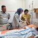Plt Direktur Utama Jasa Raharja, Dewi Aryani Suzana menjenguk korban kecelakaan bus di salah satu rumah sakit di Kota Semarang, Jawa Tengah, Senin (22/12/2025) (Dok. Humas JR)