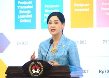 Kepala Eksekutif Pengawas Perilaku Pelaku Usaha Jasa Keuangan OJK Friderica Widyasari Dewi menyampaikan sambutan pada kegiatan Edukasi Keuangan dalam rangka Hari Ibu di Gedung Kemenko PMK RI, Jakarta, Senin (22/12/2025), (Dok. Humas OJK)