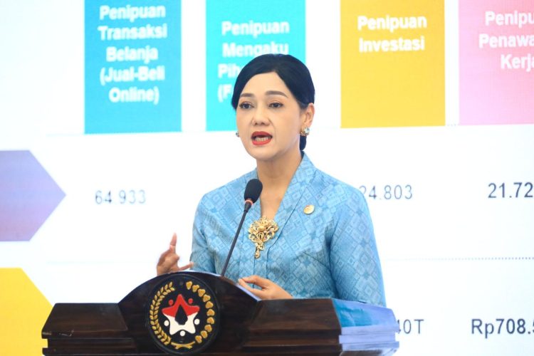 Kepala Eksekutif Pengawas Perilaku Pelaku Usaha Jasa Keuangan OJK Friderica Widyasari Dewi menyampaikan sambutan pada kegiatan Edukasi Keuangan dalam rangka Hari Ibu di Gedung Kemenko PMK RI, Jakarta, Senin (22/12/2025), (Dok. Humas OJK)
