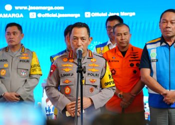 Kapolri Jenderal Listyo Sigit Prabowo memberikan keterangan usai meninjau Jasa Marga Toll Road Command Center di Jatiasih, Bekasi, Jawa Barat, Senin (22/12/2025), (Dok, Humas Polri)