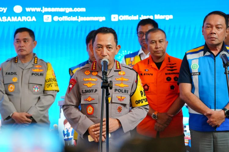 Kapolri Jenderal Listyo Sigit Prabowo memberikan keterangan usai meninjau Jasa Marga Toll Road Command Center di Jatiasih, Bekasi, Jawa Barat, Senin (22/12/2025), (Dok, Humas Polri)