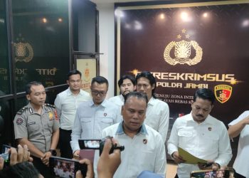 Direktur Reserse Kriminal Khusus Polda Jambi Kombes Pol Taufik Nurmandia (tengah) menyampaikan keterangan pers terkait penetapan tersangka baru kasus dugaan korupsi Dana Alokasi Khusus (DAK) SMK di Dinas Pendidikan Provinsi Jambi, Senin (22/12/2025). (Dok. Nahar)