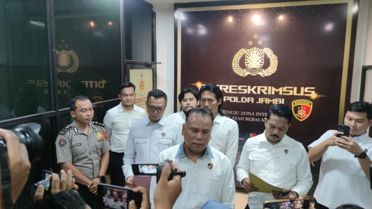 Direktur Reserse Kriminal Khusus Polda Jambi Kombes Pol Taufik Nurmandia (tengah) menyampaikan keterangan pers terkait penetapan tersangka baru kasus dugaan korupsi Dana Alokasi Khusus (DAK) SMK di Dinas Pendidikan Provinsi Jambi, Senin (22/12/2025). (Dok. Nahar)