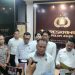 Direktur Reserse Kriminal Khusus Polda Jambi Kombes Pol Taufik Nurmandia (tengah) menyampaikan keterangan pers terkait penetapan tersangka baru kasus dugaan korupsi Dana Alokasi Khusus (DAK) SMK di Dinas Pendidikan Provinsi Jambi, Senin (22/12/2025). (Dok. Nahar)