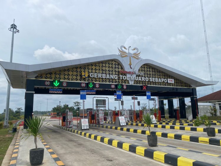 Gerbang Tol Muaro Sebapo, Jambi, salah satu akses Jalan Tol Trans Sumatera, terpantau melayani peningkatan volume kendaraan selama periode libur Natal 2025 dan Tahun Baru 2026. (Dok. HK)