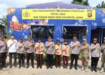 Kapolresta Jambi Kombes Pol Boy Sutan Binanga Siregar bersama Pejabat Utama Polresta Jambi dan lintas instansi berfoto di Pos Pengamanan Operasi Lilin Natal 2025 dan Tahun Baru 2026 saat meninjau kesiapan personel dan fasilitas pengamanan di wilayah Kota Jambi, Senin (22/12/2025). (Dok. Nahar)