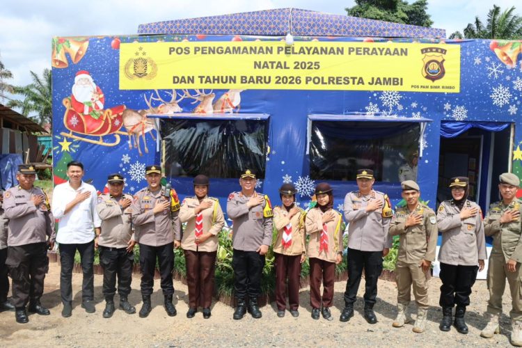 Kapolresta Jambi Kombes Pol Boy Sutan Binanga Siregar bersama Pejabat Utama Polresta Jambi dan lintas instansi berfoto di Pos Pengamanan Operasi Lilin Natal 2025 dan Tahun Baru 2026 saat meninjau kesiapan personel dan fasilitas pengamanan di wilayah Kota Jambi, Senin (22/12/2025). (Dok. Nahar)