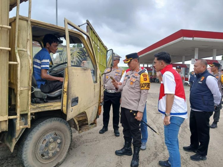 Kapolres Tebo AKBP Triyanto, S.I.K., S.H., M.H., bersama jajaran Polres Tebo dan perwakilan Pertamina melakukan pengecekan kendaraan dan stok BBM di salah satu SPBU di Kabupaten Tebo, Senin (22/12/2025) (Dok. Humas)