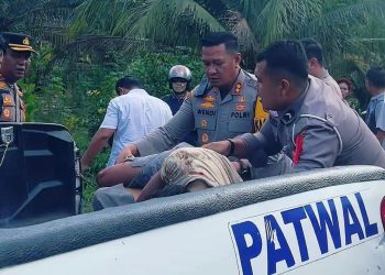 Kapolres Sarolangun AKBP Wendi Oktariasyah bersama personel kepolisian mengevakuasi korban kecelakaan lalu lintas di Desa Renkiling, Kecamatan Mandiangin, Kabupaten Sarolangun, Selasa (23/12/2025) (Dok. Humas)