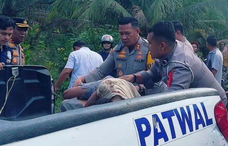 Kapolres Sarolangun AKBP Wendi Oktariasyah bersama personel kepolisian mengevakuasi korban kecelakaan lalu lintas di Desa Renkiling, Kecamatan Mandiangin, Kabupaten Sarolangun, Selasa (23/12/2025) (Dok. Humas)