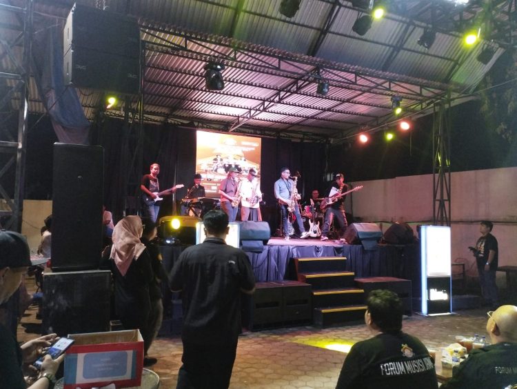 Sejumlah musisi tampil di atas panggung saat perayaan Anniversary ke-15 Forum Musisi Jambi (FMJ) bertajuk Always Moving dengan tema Suara Solidaritas Sumatera di Paviliun JBC, Kota Jambi, Senin (22/12/2025) malam. (Dok. Daus)