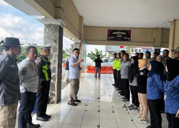 Anggota Satlantas Polresta Jambi memberikan arahan dan edukasi kepada sopir serta penumpang bus saat pelaksanaan ramcheck kendaraan di Terminal Tipe A Alam Barajo, Kota Jambi, Selasa (23/11/2025), (Dok. Nahar)