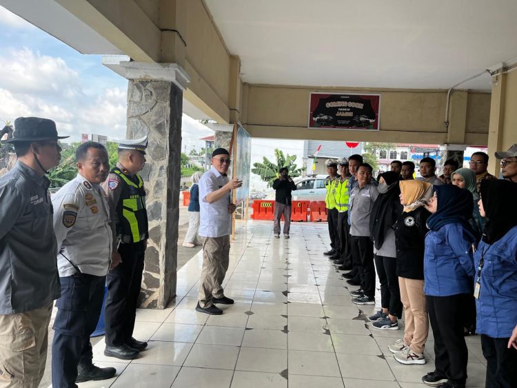 Anggota Satlantas Polresta Jambi memberikan arahan dan edukasi kepada sopir serta penumpang bus saat pelaksanaan ramcheck kendaraan di Terminal Tipe A Alam Barajo, Kota Jambi, Selasa (23/11/2025), (Dok. Nahar)